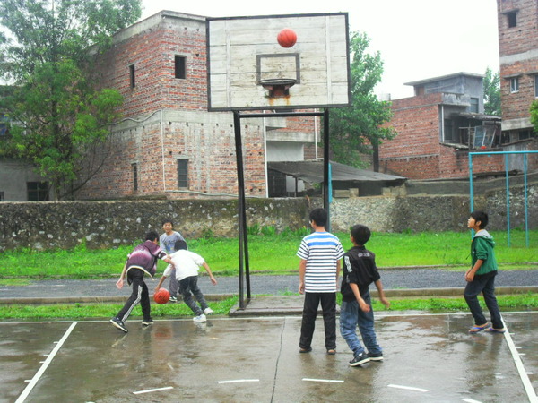 新篮球，地面湿的也要玩两把！